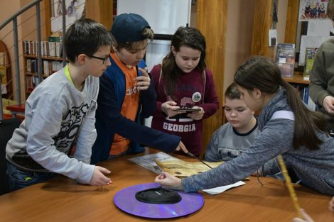 Könyvtáros varázsló jelmezben