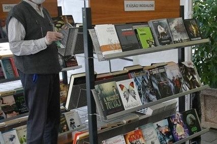 felnőtt férfi könyvet válogat